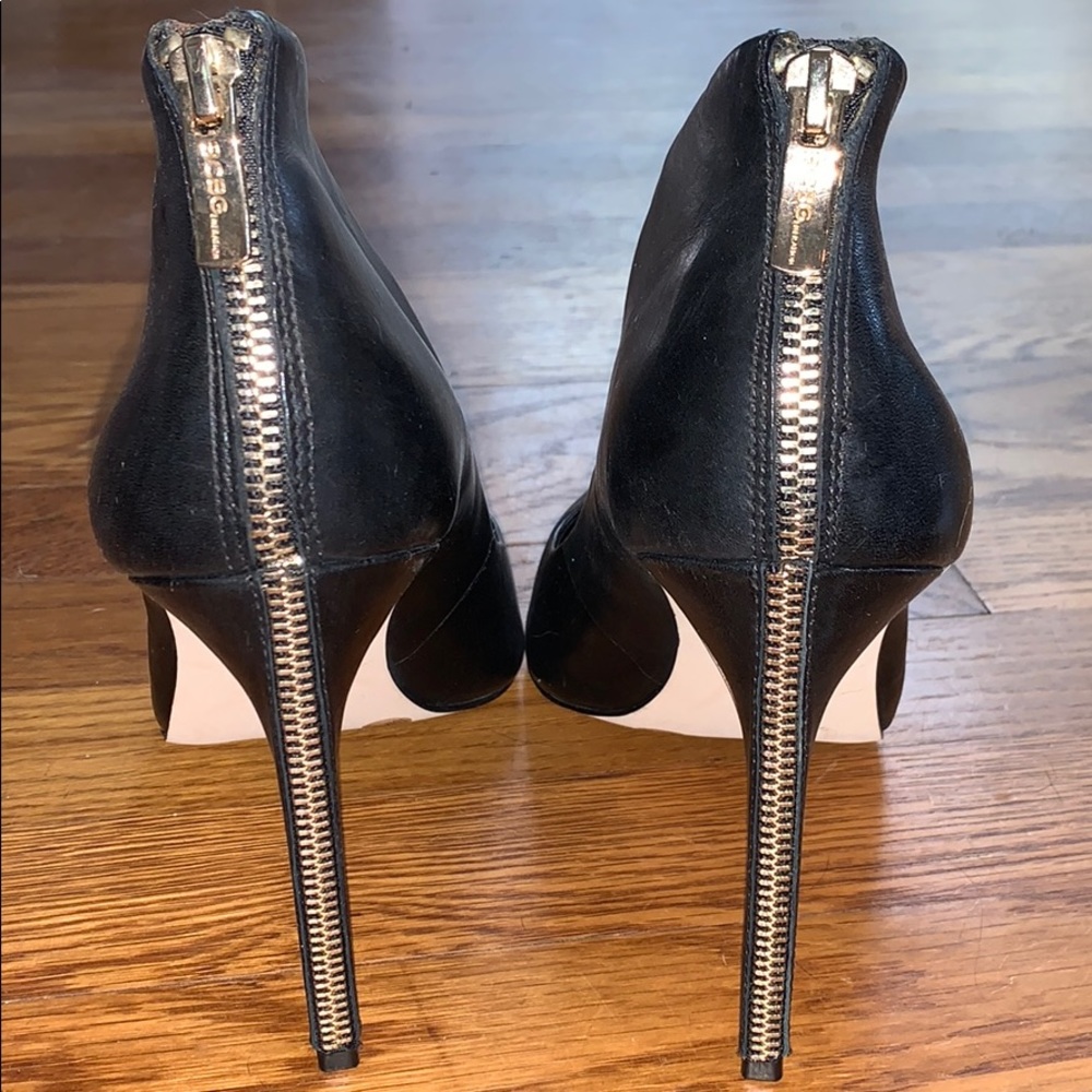 Leather heels with zipper detail